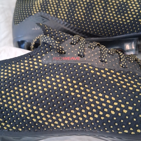 Umbro Black and Gold Athletic Soccer Shoes main image 7